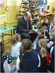 Burmistrz Błażowej czyta dzieciom w Świetlicy Szkolnej