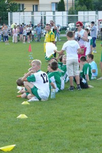 Mecz piłki nożnej tatusiowie - synowie